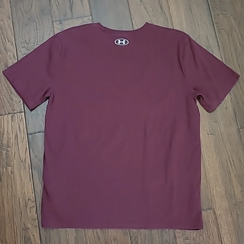 Under Armour Boy's maroon t-shirt with camo logo on front size XL